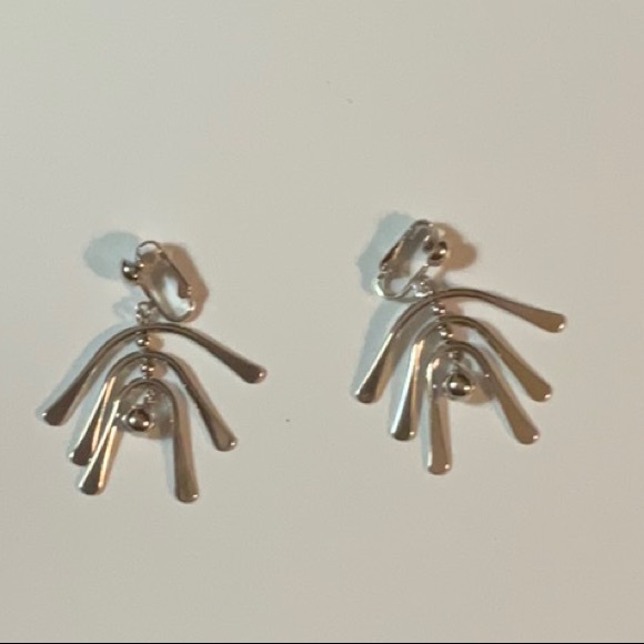 Avon Windchimes 1972 Silver Toned Metal Clip On Earrings Vintage Artistic - Picture 2 of 14
